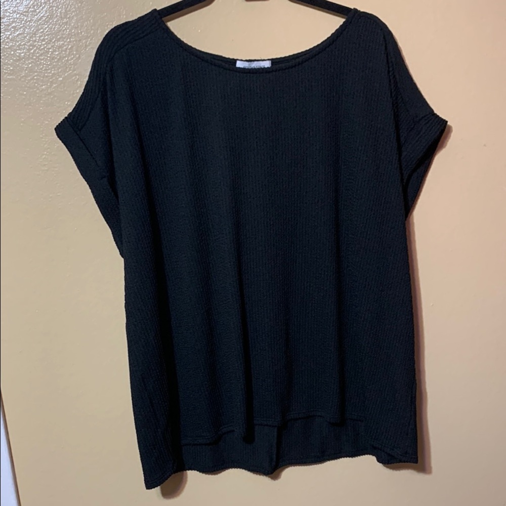 #370 3x set the stage Black Top w/ cuffed sleeves n textured material